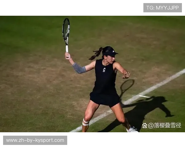 _冬季户外网球赛：雪地上的快节奏较量_，冬季网球装搭配